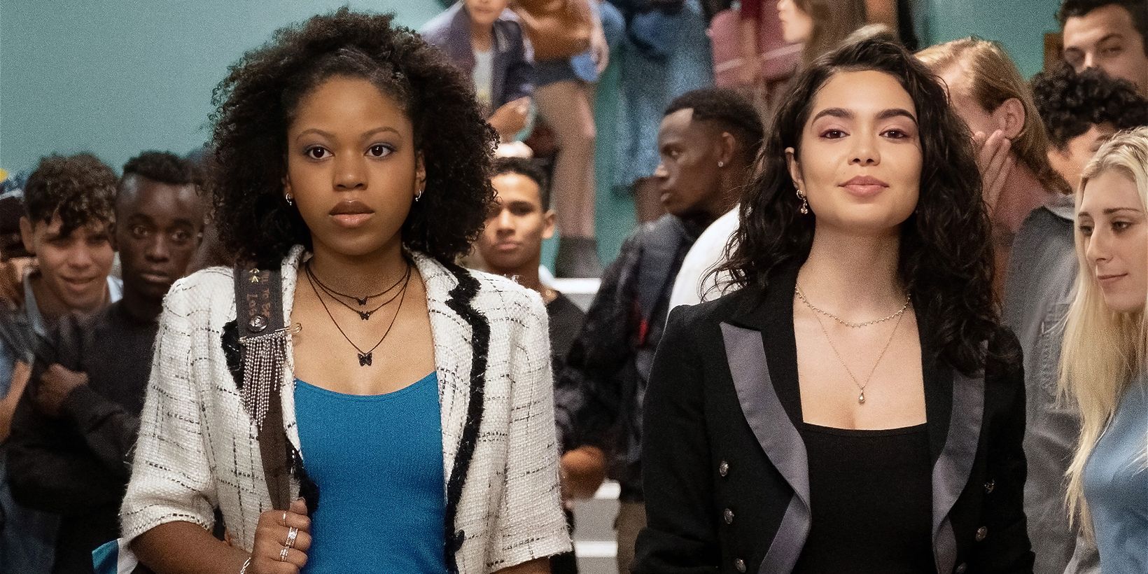 Riele Downs og Auli'i Cravalho i Darby and the Dead
