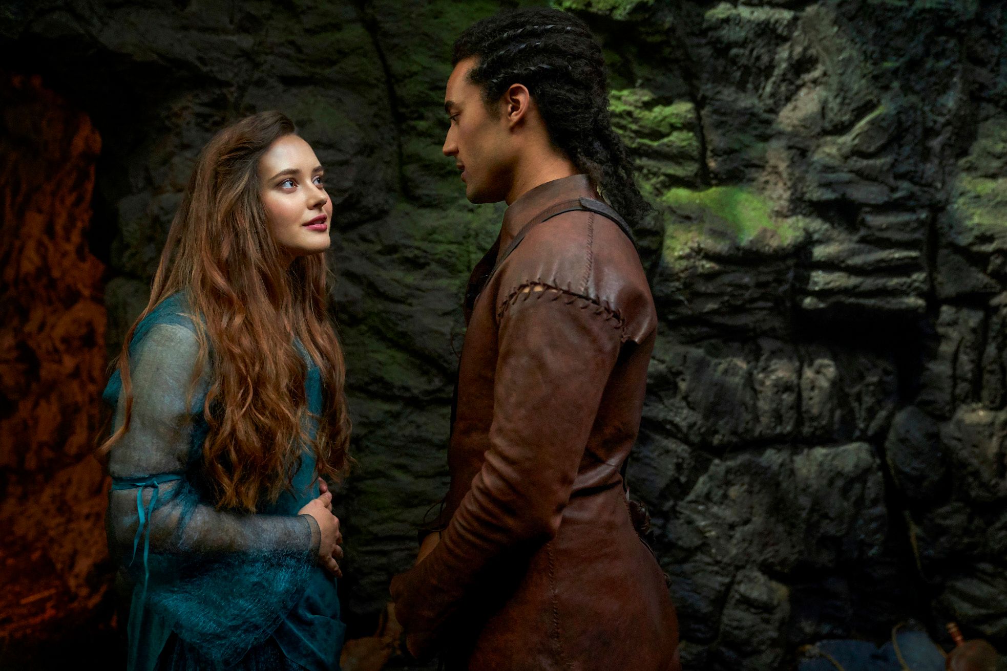 Katherine Langford og Devon Terrell i Cursed sesong 1