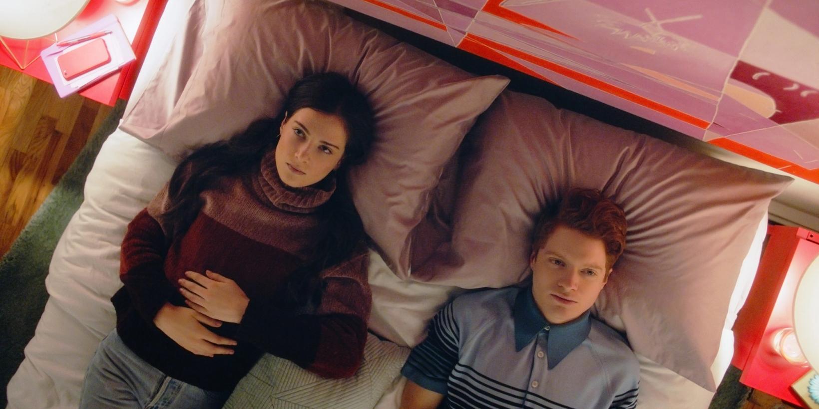 Zoe Levin og Brendan Scannell i Bonding