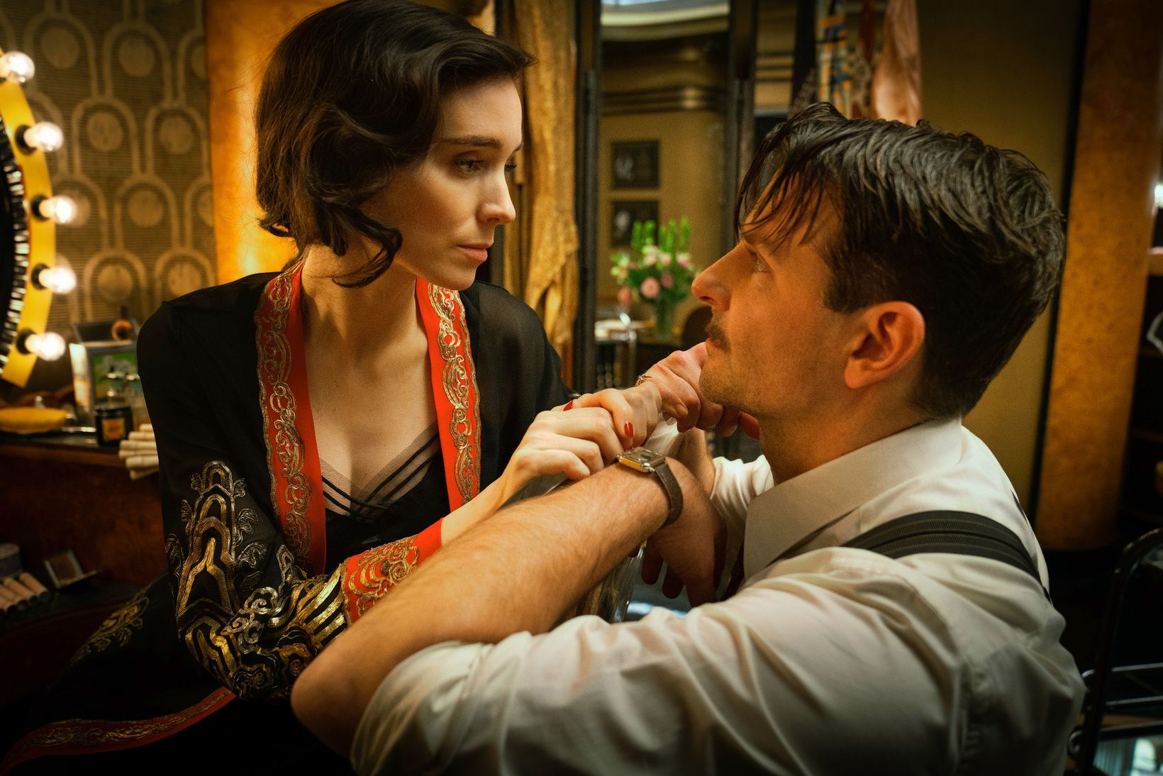 Rooney Mara og Bradley Cooper i Nightmare Alley