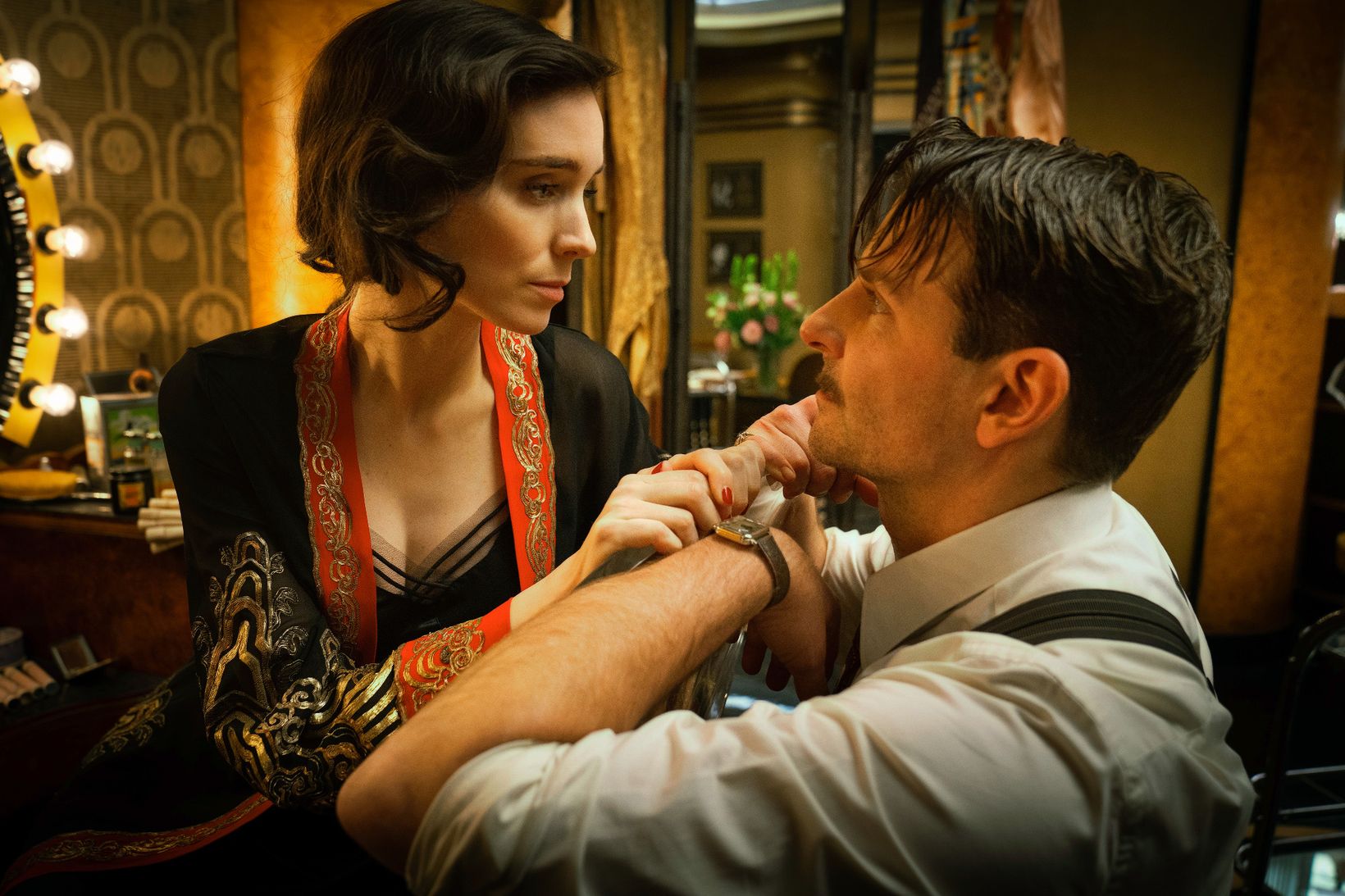 Rooney Mara og Bradley Cooper i Nightmare Alley