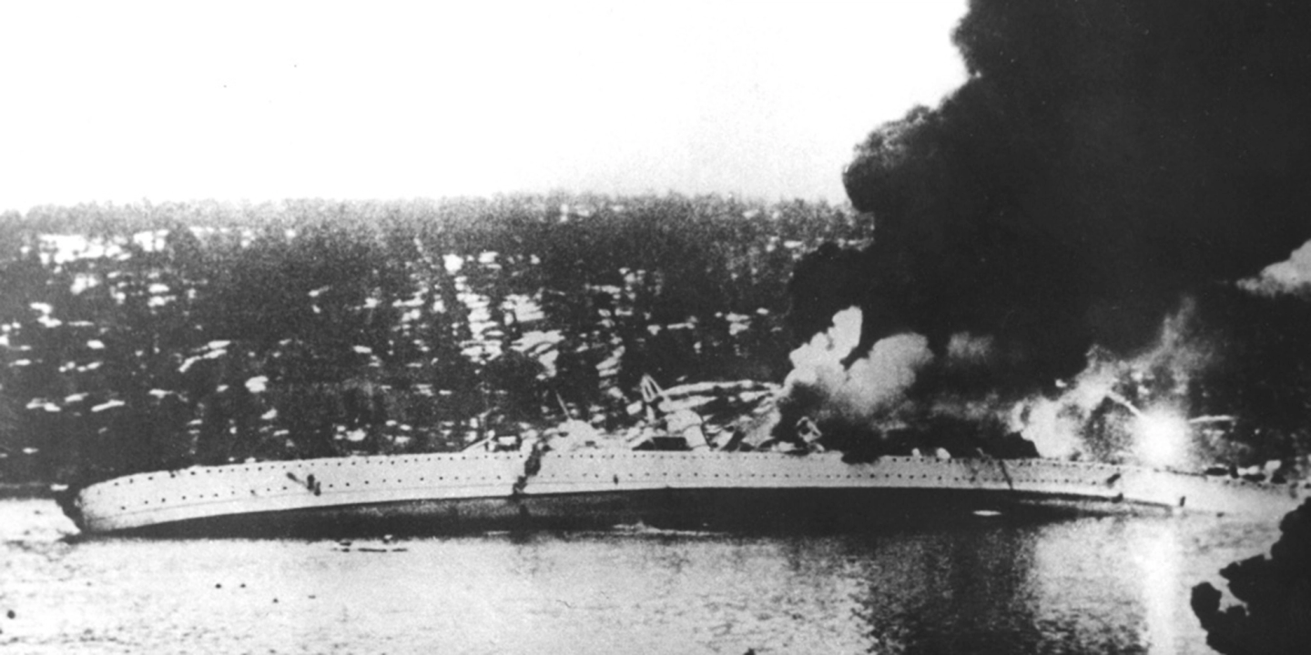 Drøbak/Oscarsborg 9 april 1940. Slagskipet Blücher er beskutt både fra kanonene på Oscarsborg festning og fra stillinger på land, og synker ved Håøya i Oslofjorden - under tyskernes overraskende angrep på Norge tidlig på morgenen 9 april 1940.