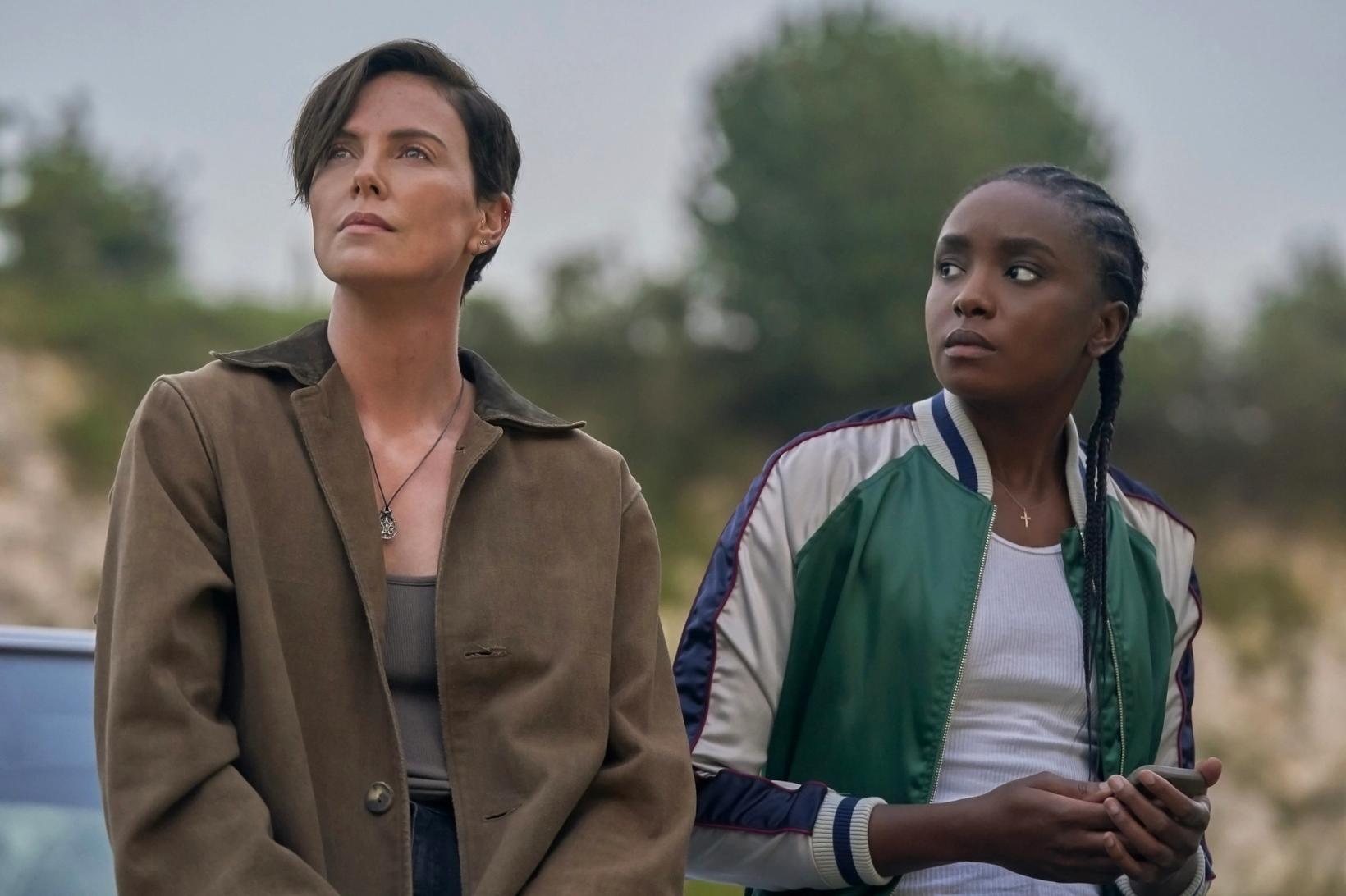 Charlize Theron og Kiki Layne i The Old Guard