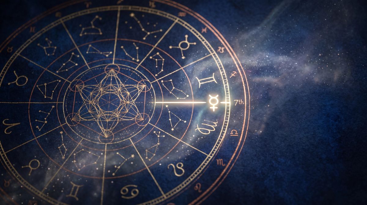 Astrological birth chart wheel highlighting the 7th house descendant cusp and the asteroid Juno symbol in glowing gold and navy light.
