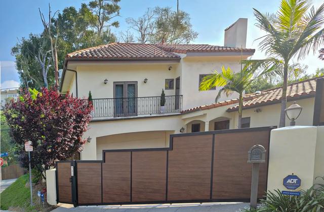 Why Homeowners Are Choosing Wood-Like Aluminum Fencing