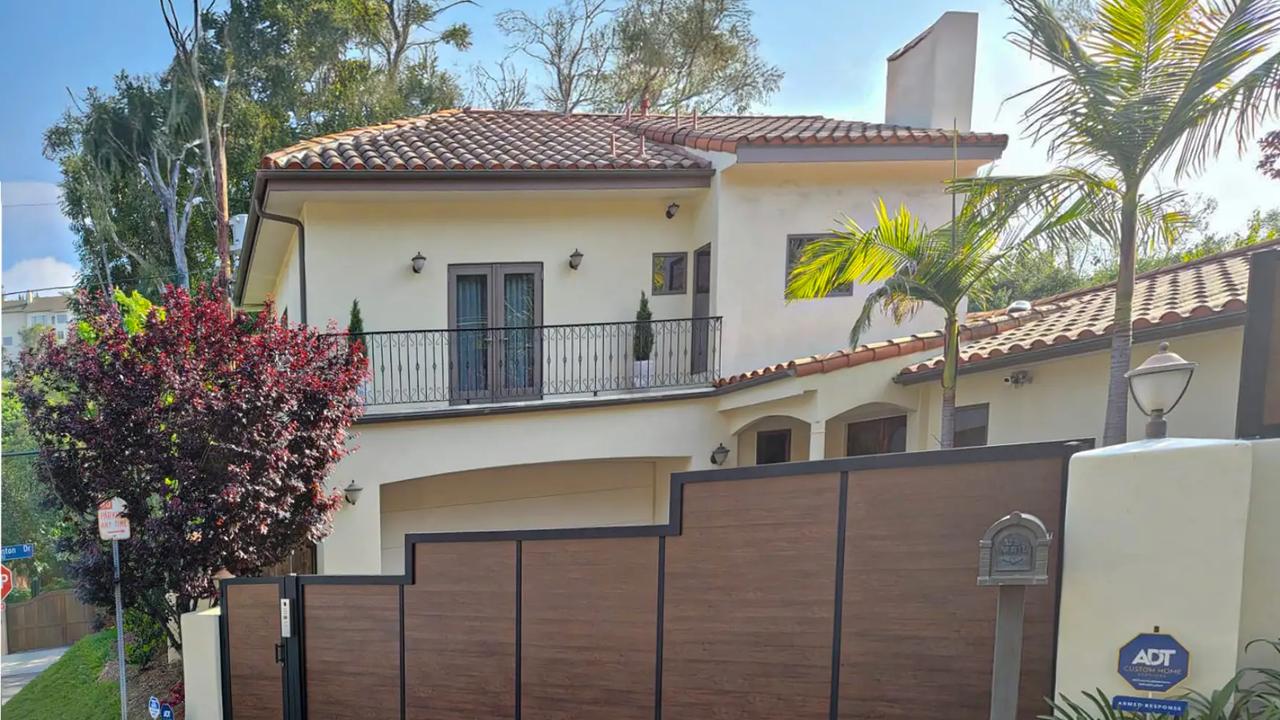 Why Homeowners Are Choosing Wood-Like Aluminum Fencing
