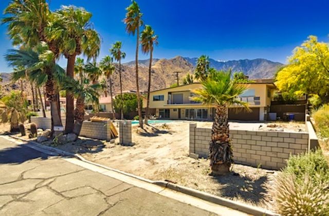 Aluminum Sliding Gate for a Palm Springs Fixer-Upper