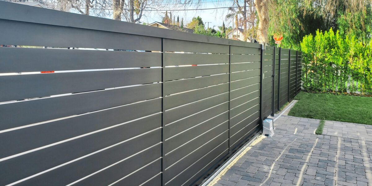2 Reasons to Replace Your Wooden Gate with Aluminum Material