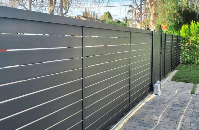 2 Reasons to Replace Your Wooden Gate with Aluminum Material