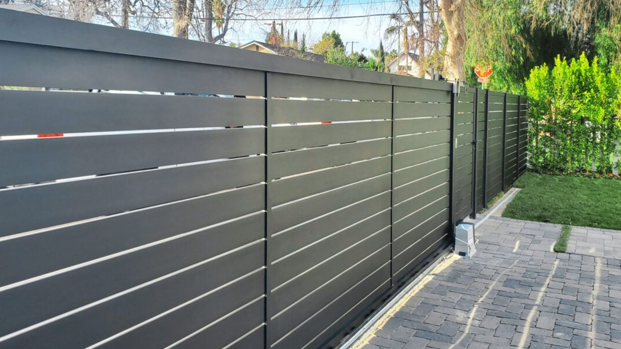 2 Reasons to Replace Your Wooden Gate with Aluminum Material