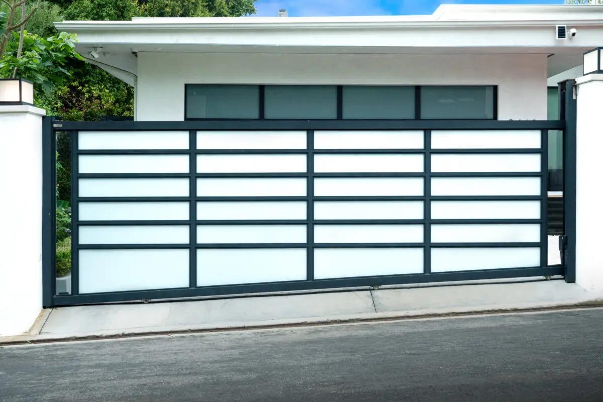 Modern Driveway Gates for Salt Air in Newport Beach