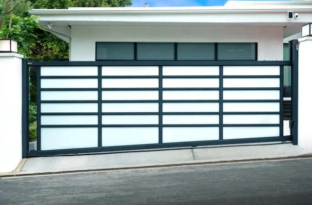 Modern Driveway Gates for Salt Air in Newport Beach