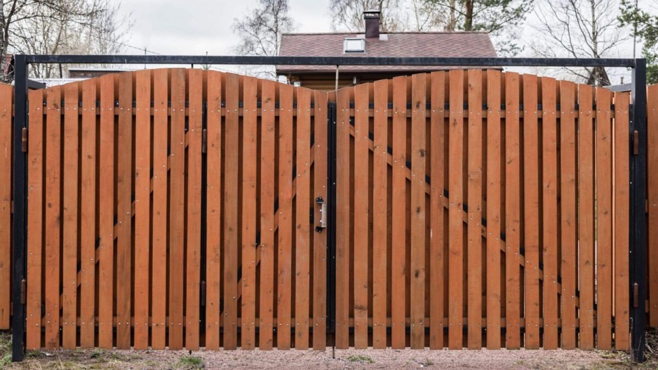 How to Keep Annoying Termites Away From a Brand New Wooden Gate