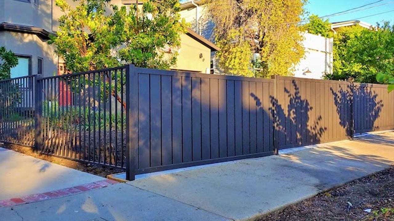 Transform Your Backyard: Stylish Privacy Fences That Redefine Outdoor Spaces