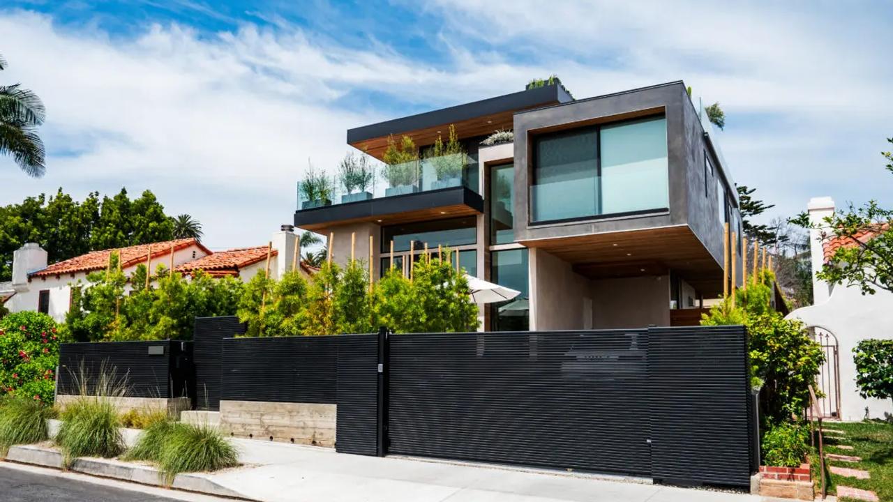 Modern Privacy Fences With Matching Gates in Los Angeles