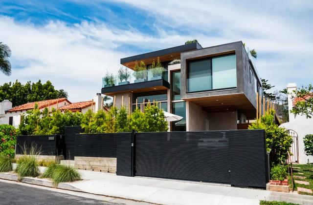 Modern Privacy Fences With Matching Gates in Los Angeles