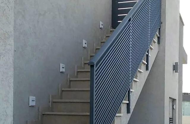 3 Reasons to Consider a Professional Aluminum Railing Installation