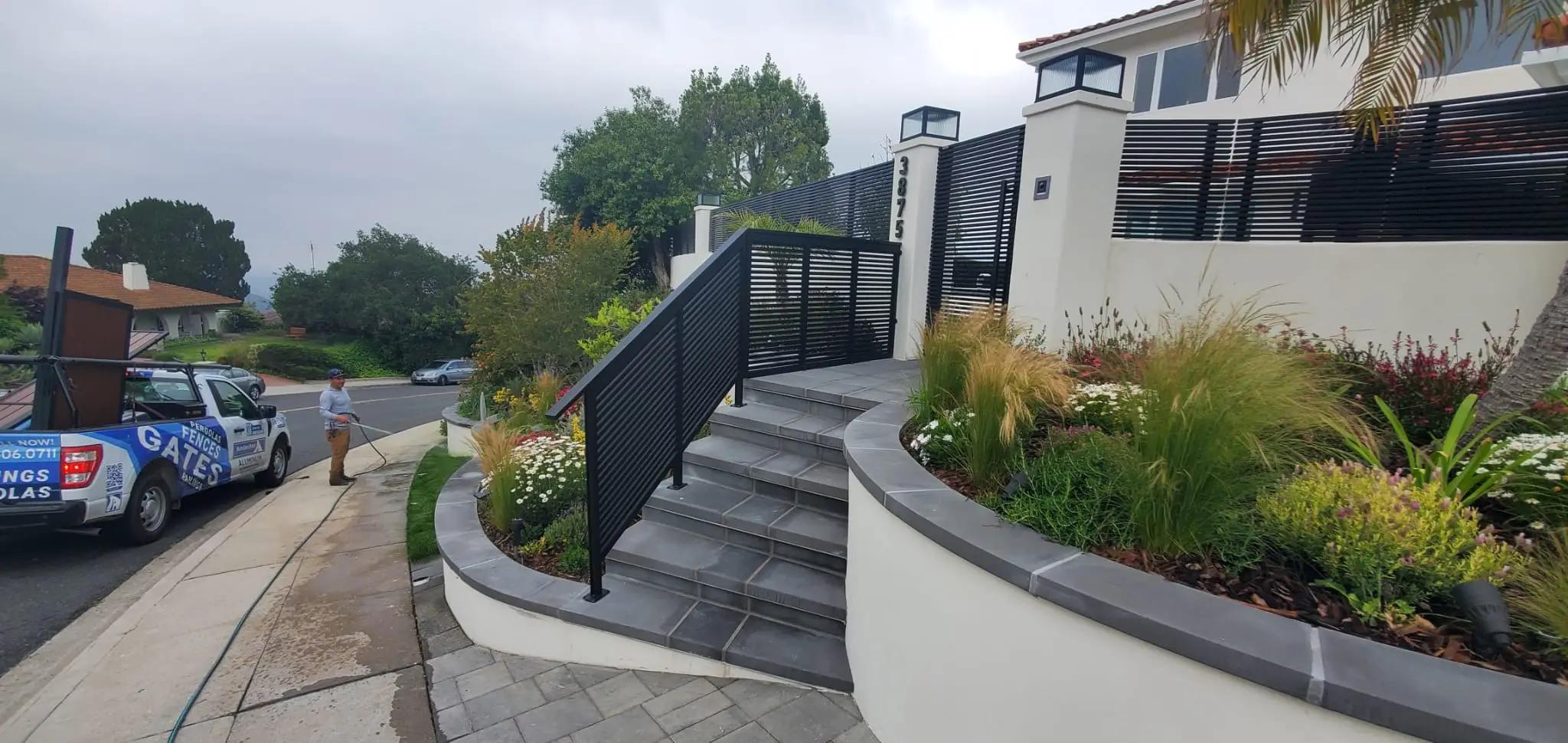 Making the choice between Vinyl (PVC) and Aluminum Fence: Key Comparison Points
