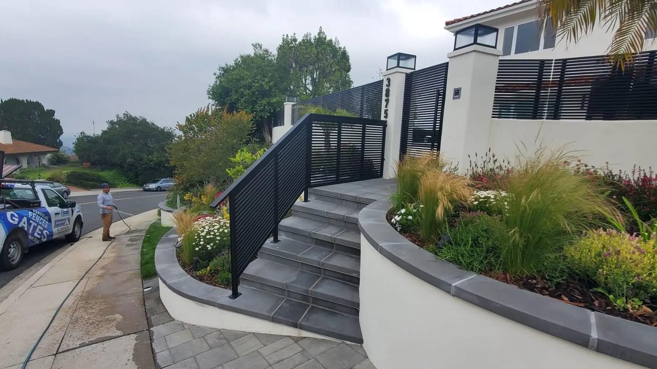 Making the choice between Vinyl (PVC) and Aluminum Fence: Key Comparison Points