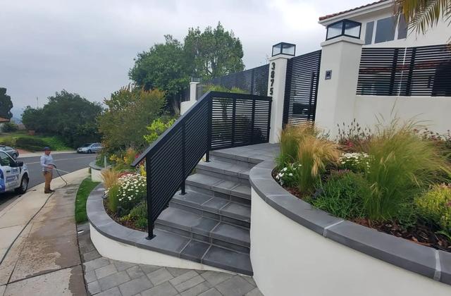 Making the choice between Vinyl (PVC) and Aluminum Fence: Key Comparison Points