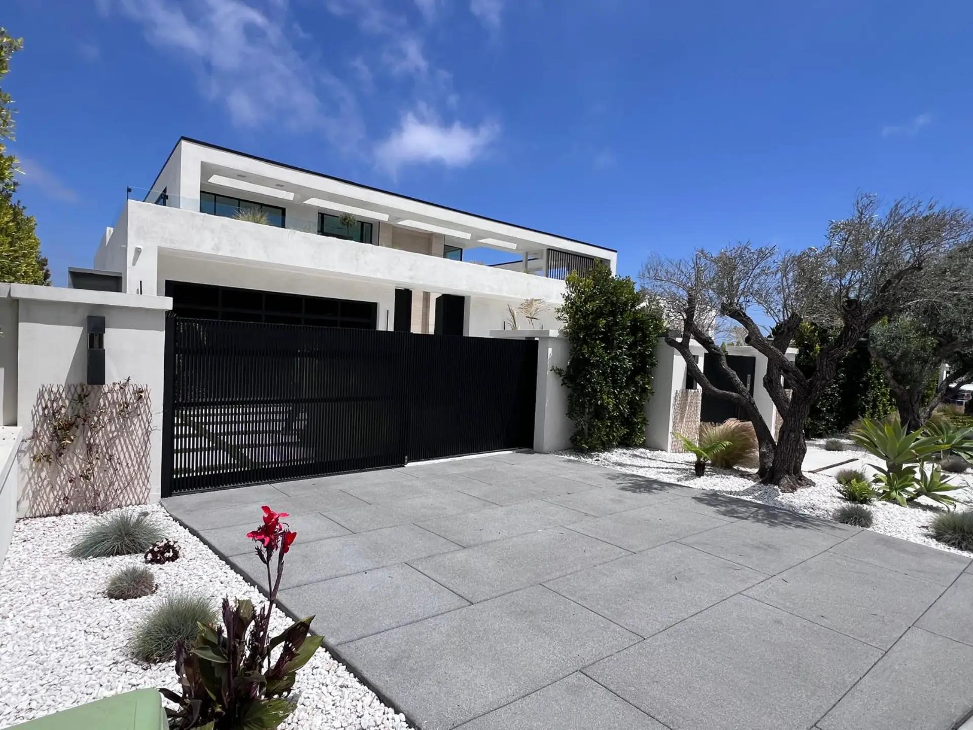High Tech 45: The Ultimate Modern Aluminum Gate Design for a Cohesive, Luxury Look