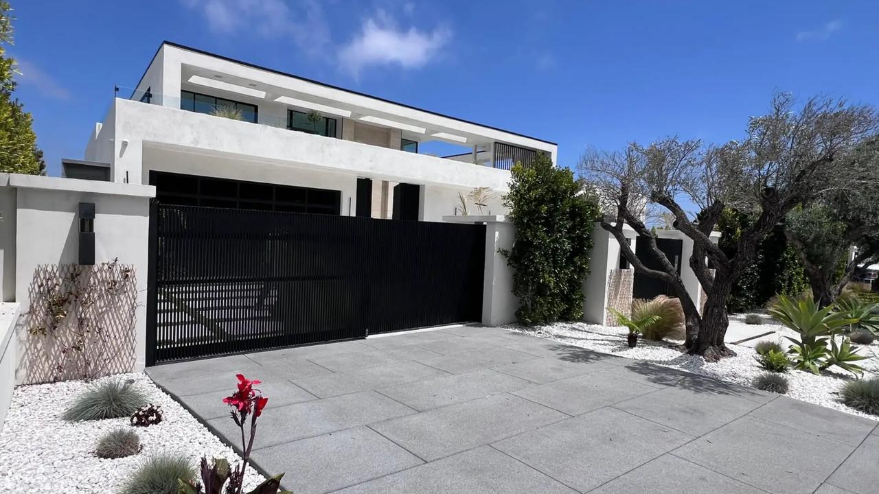 High Tech 45: The Ultimate Modern Aluminum Gate Design for a Cohesive, Luxury Look