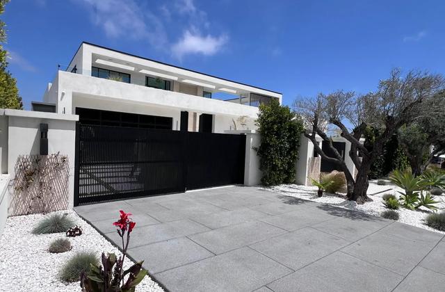 High Tech 45: The Ultimate Modern Aluminum Gate Design for a Cohesive, Luxury Look