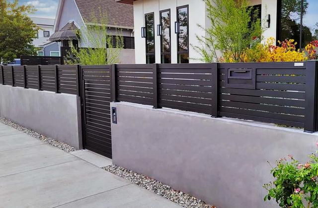3 Advantages of Aluminum Privacy Fences That You Should Consider
