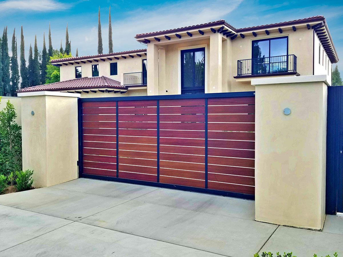 The Benefits of Wood-Like Aluminum Gates & Fencing