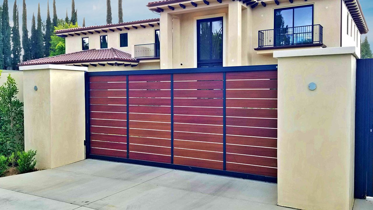 The Benefits of Wood-Like Aluminum Gates & Fencing