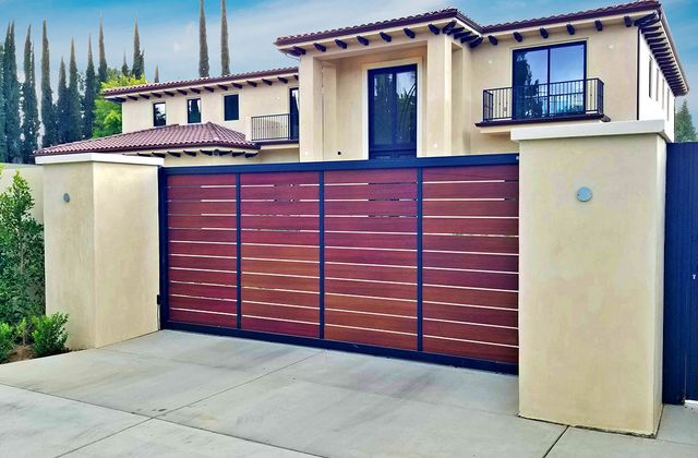 The Benefits of Wood-Like Aluminum Gates & Fencing