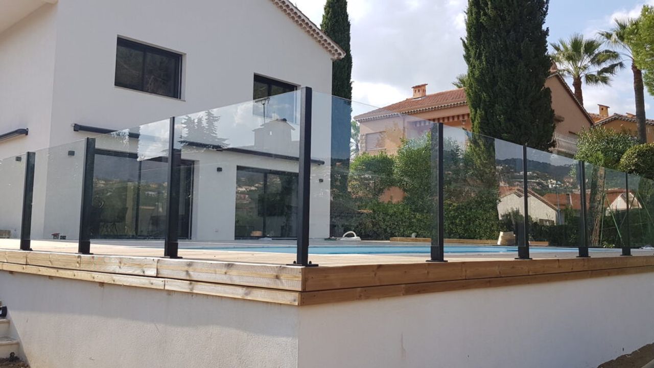 The Ultimate Guide to Choosing Your Pool Fence in San Diego