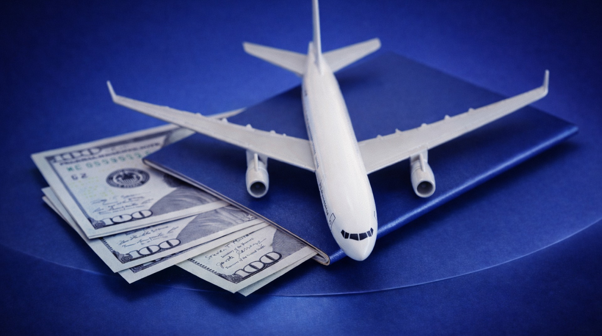 Argent liquide placé dans un passeport avec une icône d'avion symbolisant le transport d'argent à travers les frontières européennes