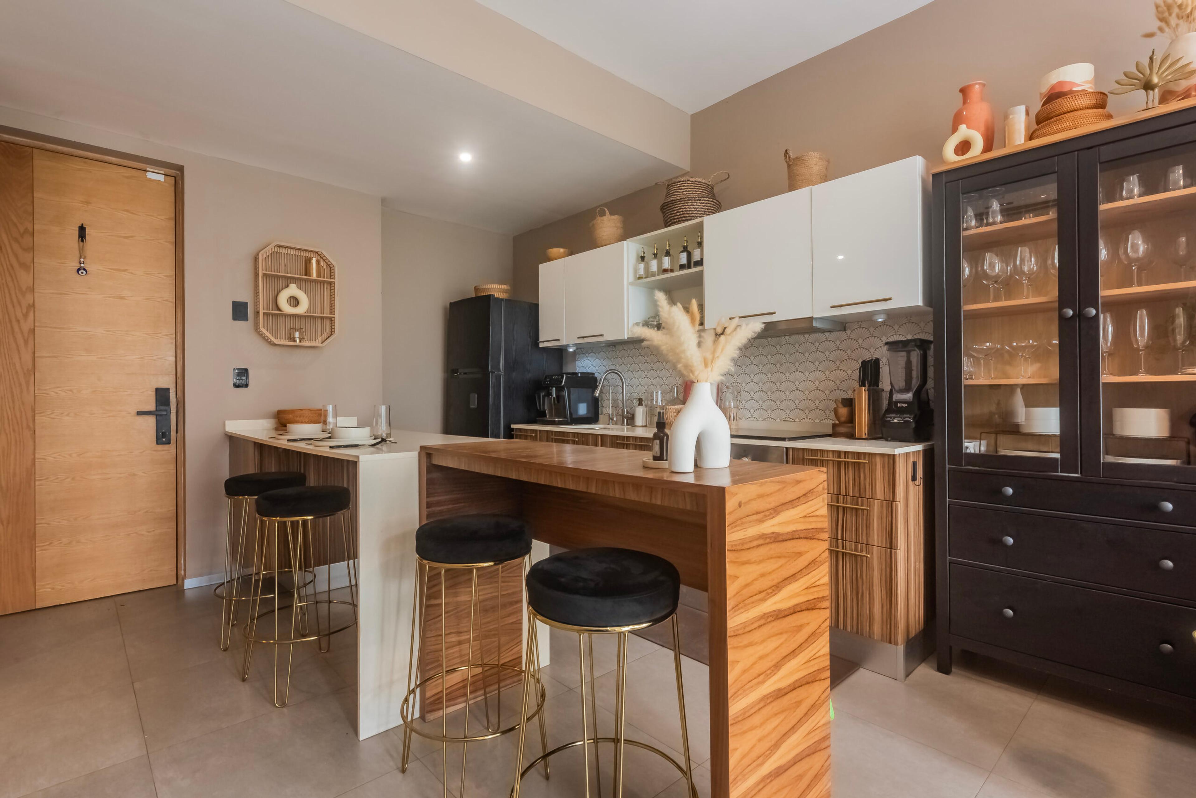 The City | Bright Modern Condo in The City — photo 4