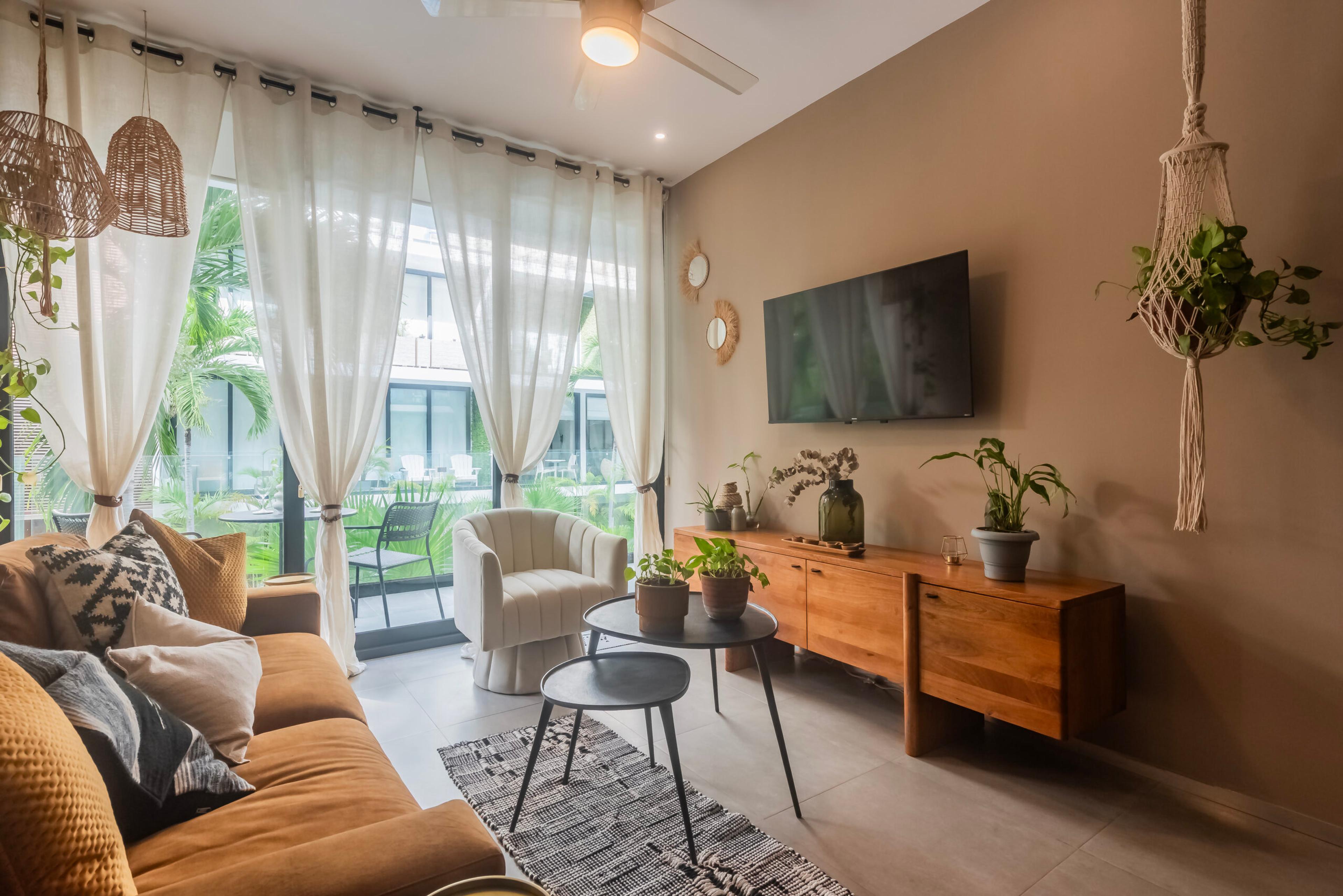 The City | Bright Modern Condo in The City — photo 9