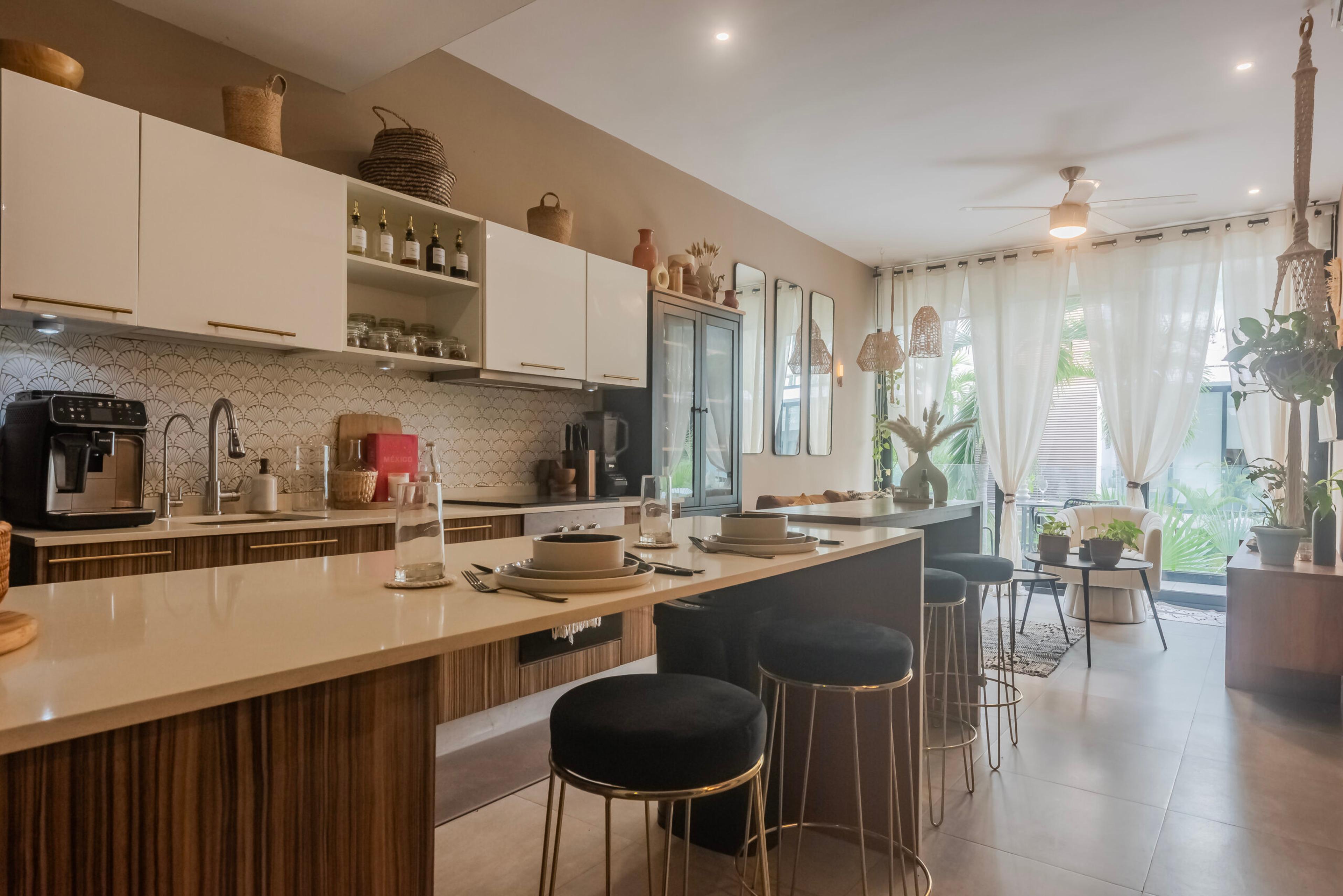 The City | Bright Modern Condo in The City — photo 14