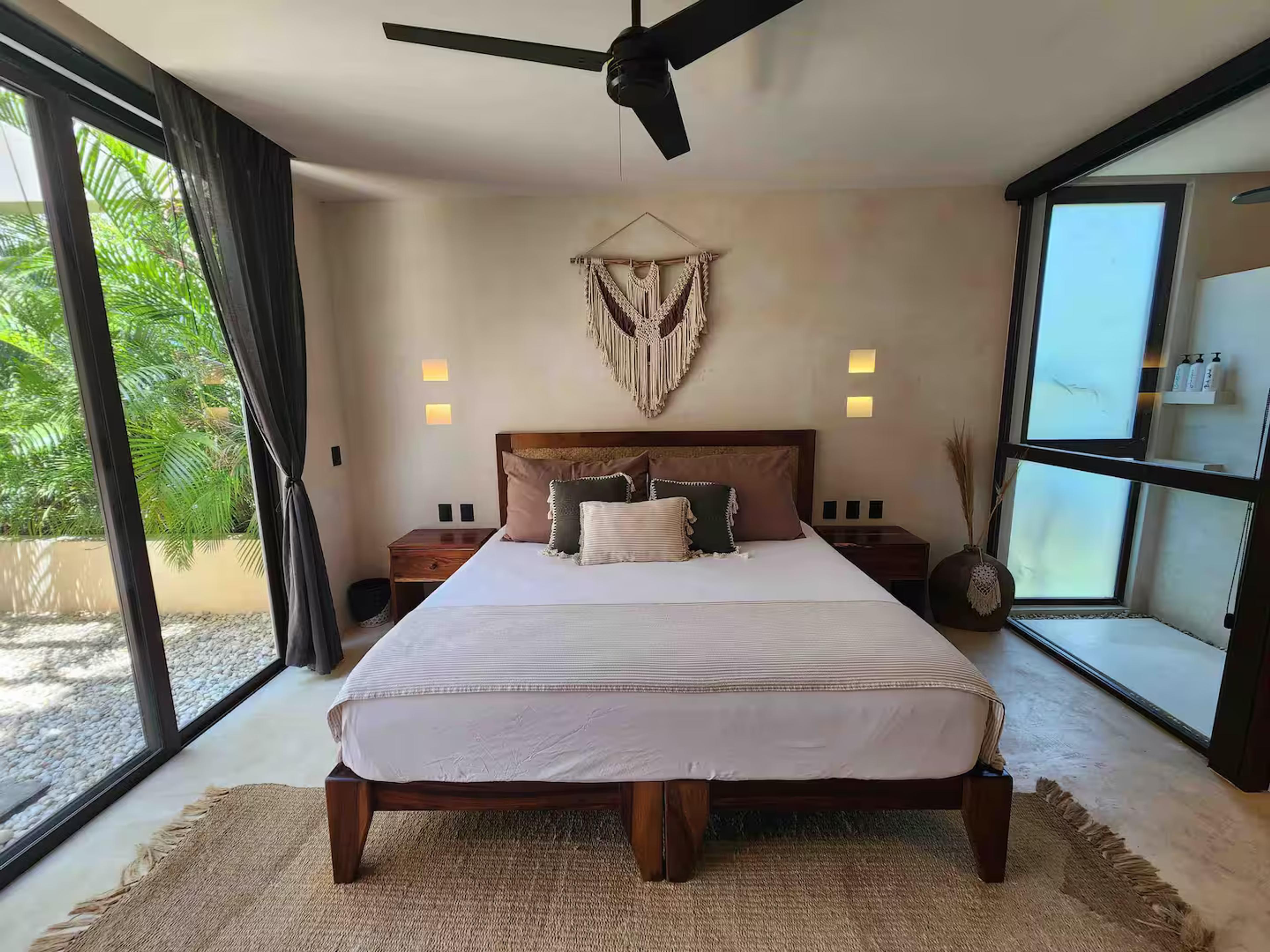 Zambo | Penthouse: Incredible 2-Level 3-Bed Lock-Off with Private Pool — photo 22