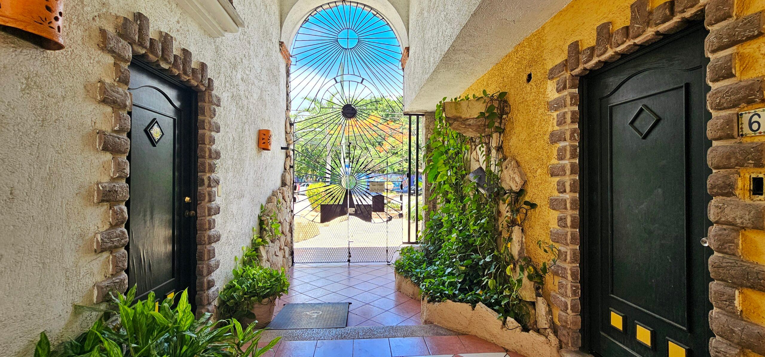 SOLD – Spectacular 1 Bedroom Renovation Opportunity – 3 min walk to beach — photo 1