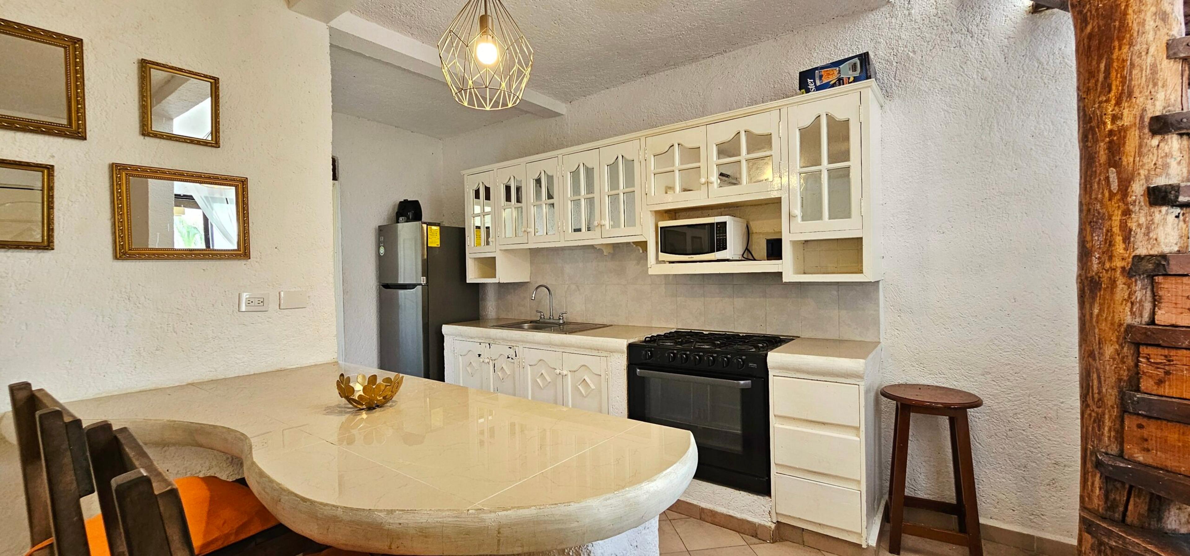 SOLD – Spectacular 1 Bedroom Renovation Opportunity – 3 min walk to beach — photo 7