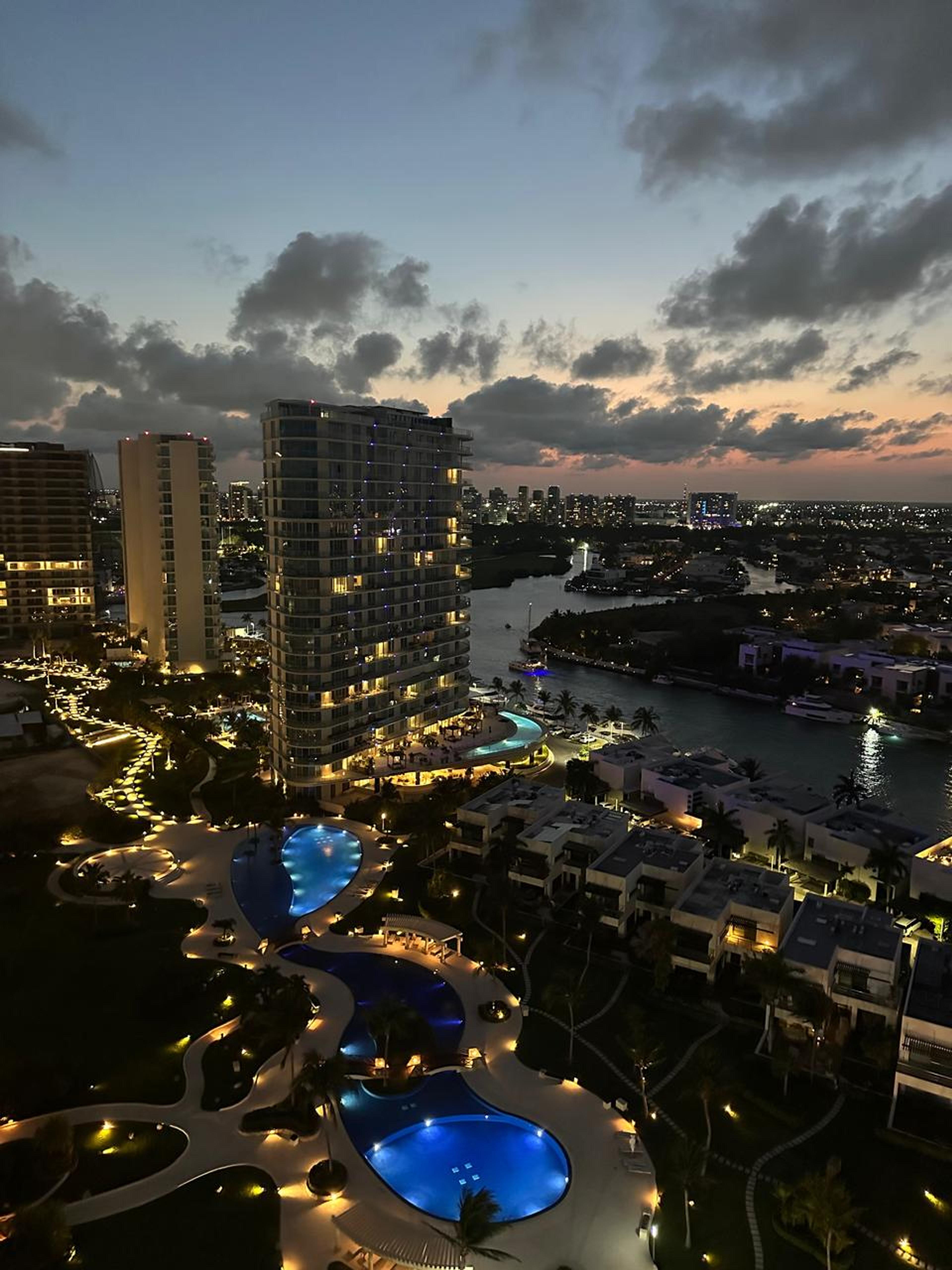 SLS Hotel & Residences — photo 17