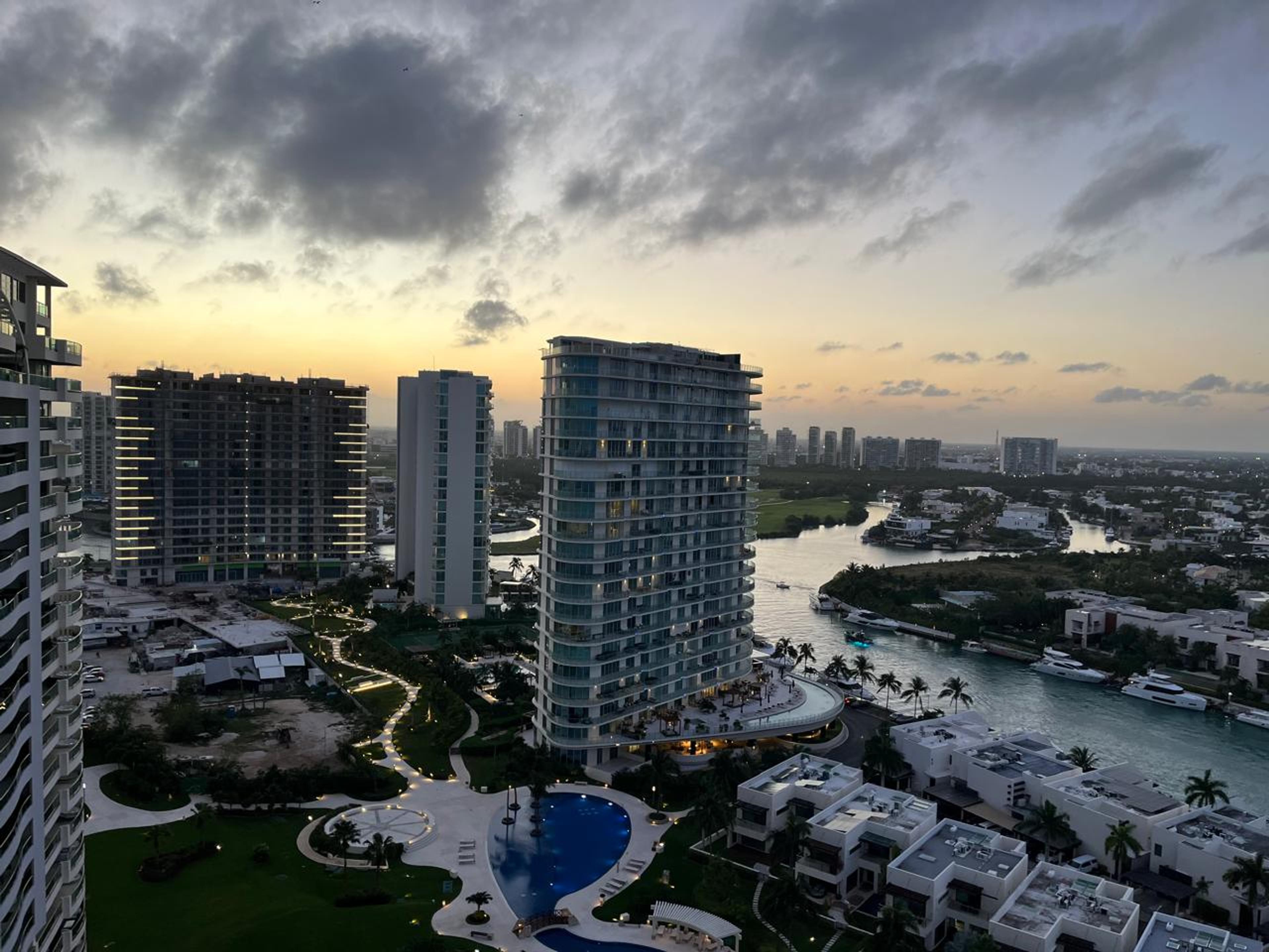 SLS Hotel & Residences — photo 23