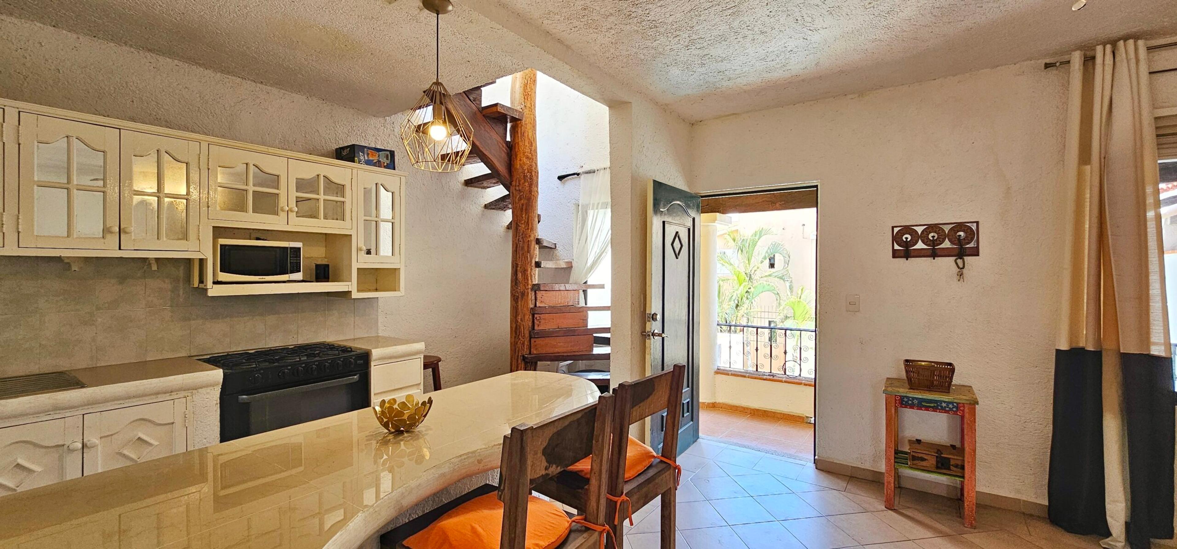 SOLD – Spectacular 1 Bedroom Renovation Opportunity – 3 min walk to beach — photo 10