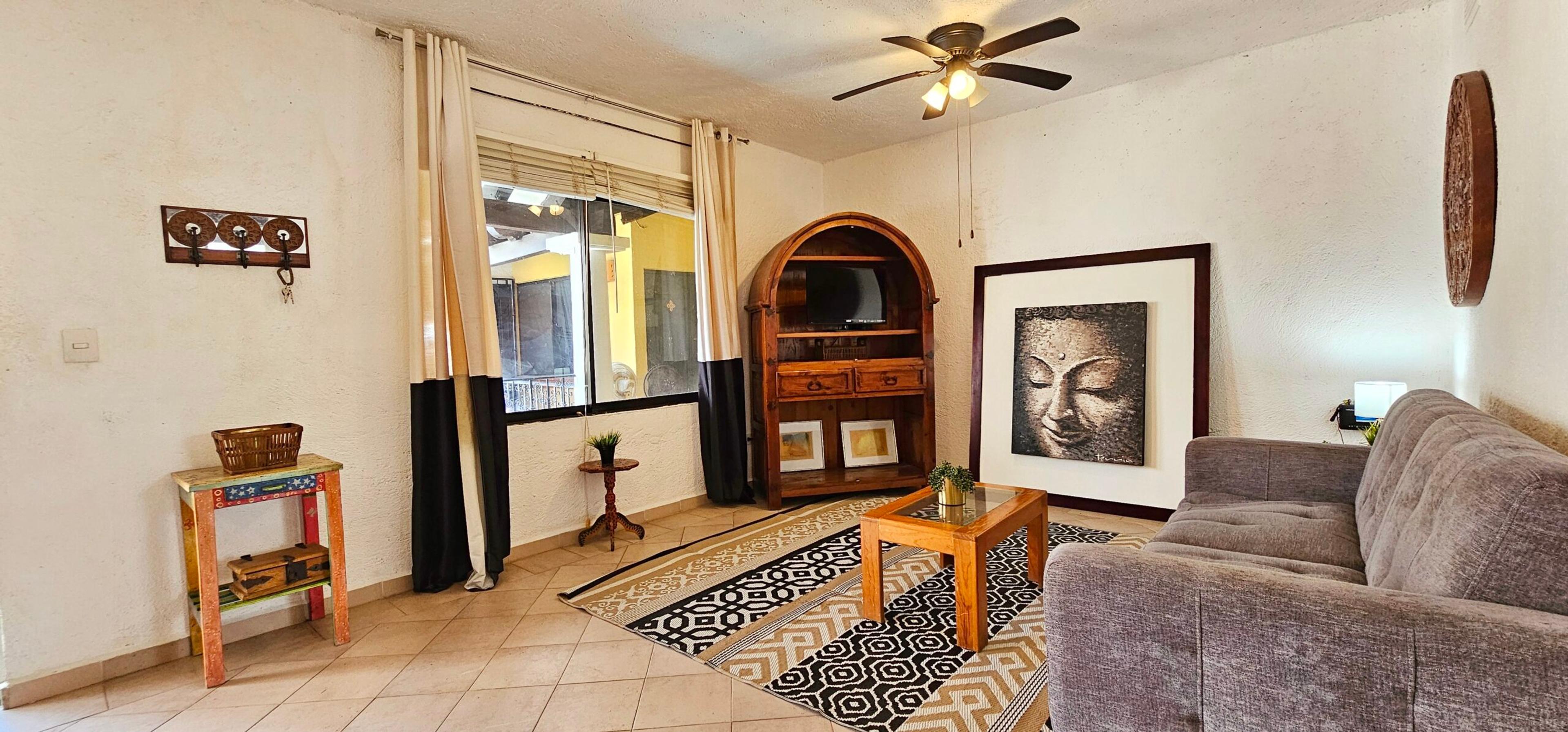 SOLD – Spectacular 1 Bedroom Renovation Opportunity – 3 min walk to beach — photo 5