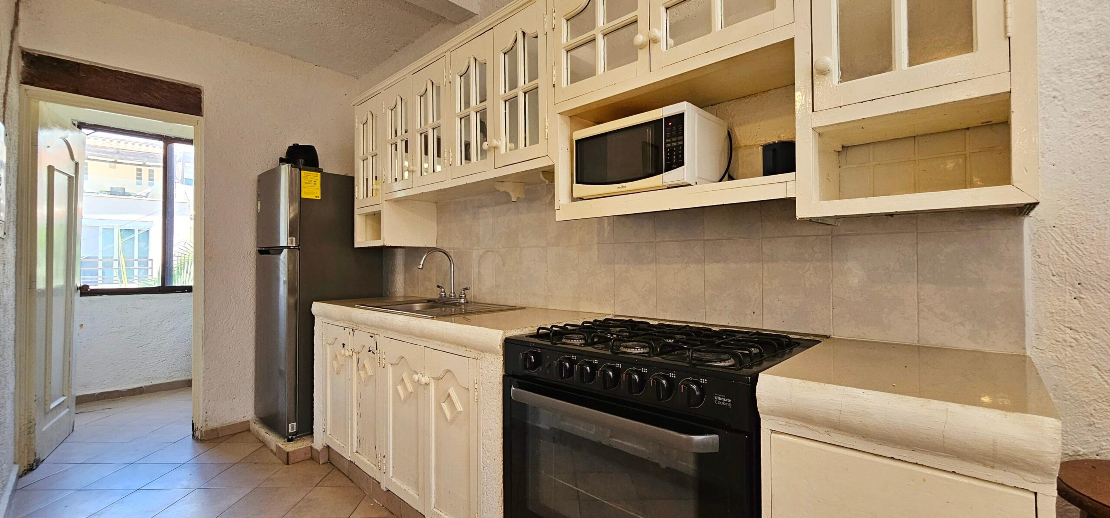 SOLD – Spectacular 1 Bedroom Renovation Opportunity – 3 min walk to beach — photo 8
