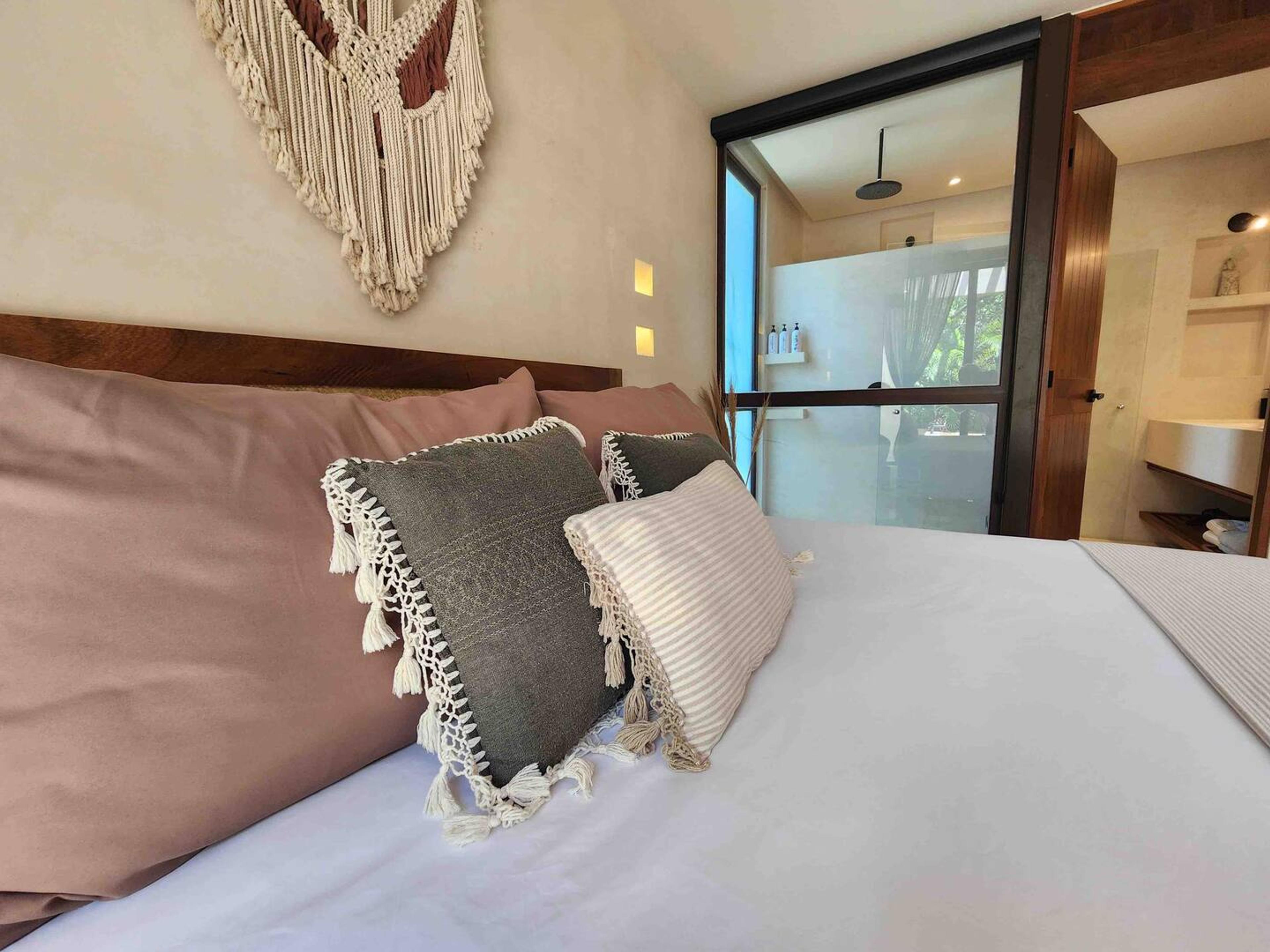 Zambo | Penthouse: Incredible 2-Level 3-Bed Lock-Off with Private Pool — photo 18