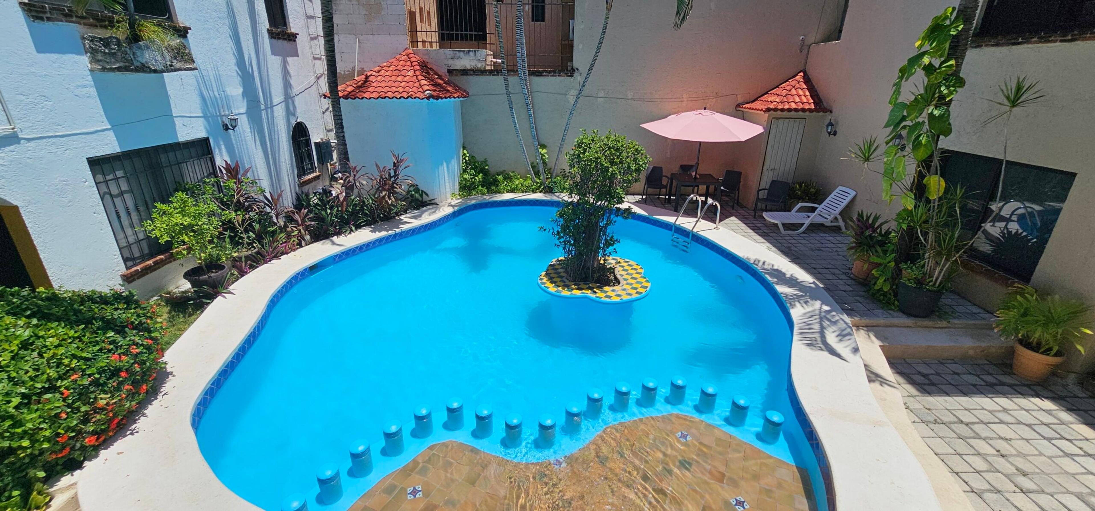 SOLD – Spectacular 1 Bedroom Renovation Opportunity – 3 min walk to beach — photo 2