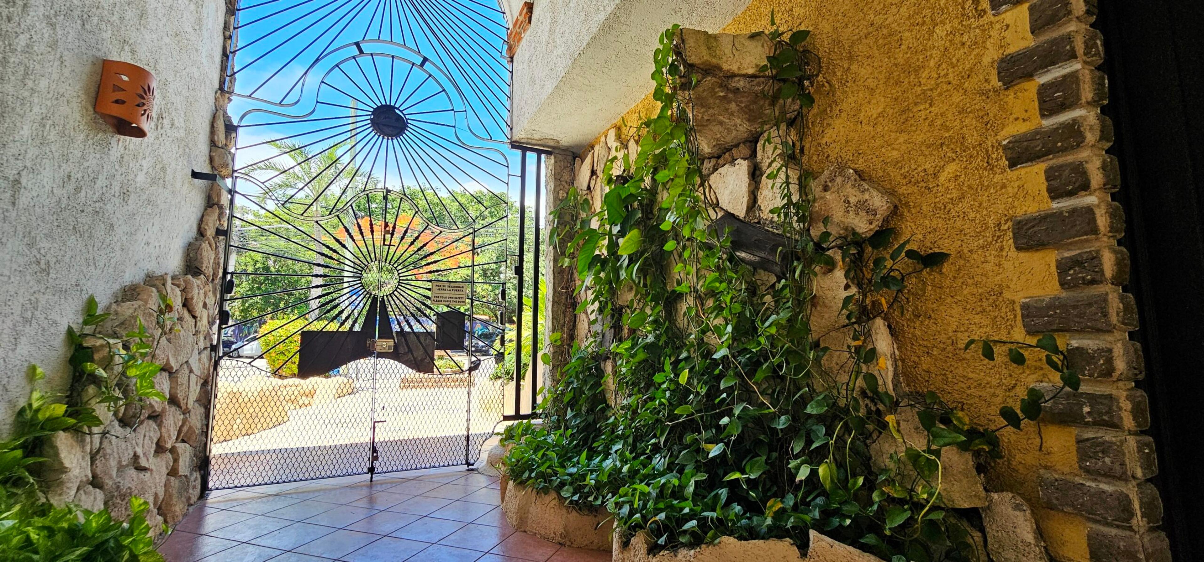 SOLD – Spectacular 1 Bedroom Renovation Opportunity – 3 min walk to beach — photo 16