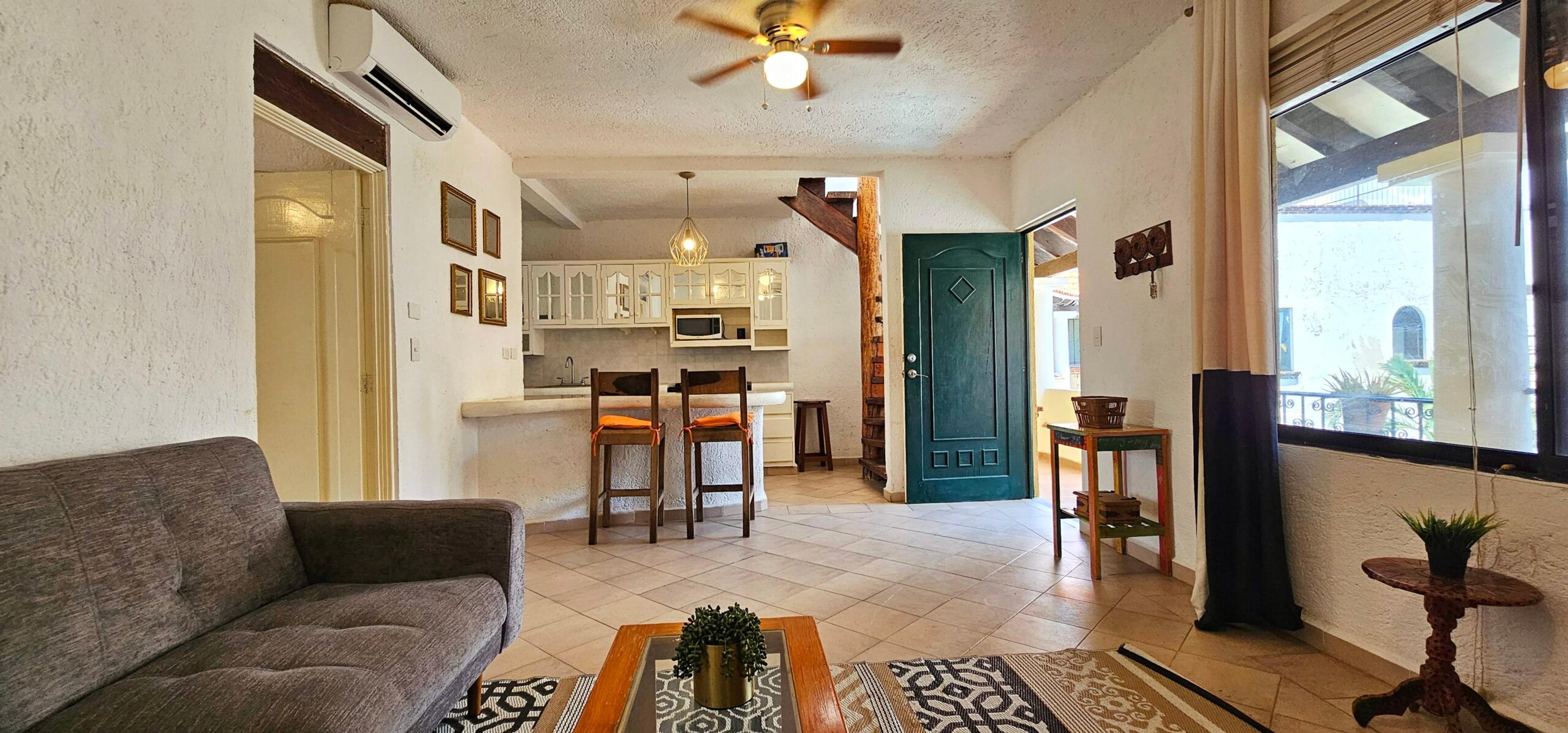 SOLD – Spectacular 1 Bedroom Renovation Opportunity – 3 min walk to beach — photo 3
