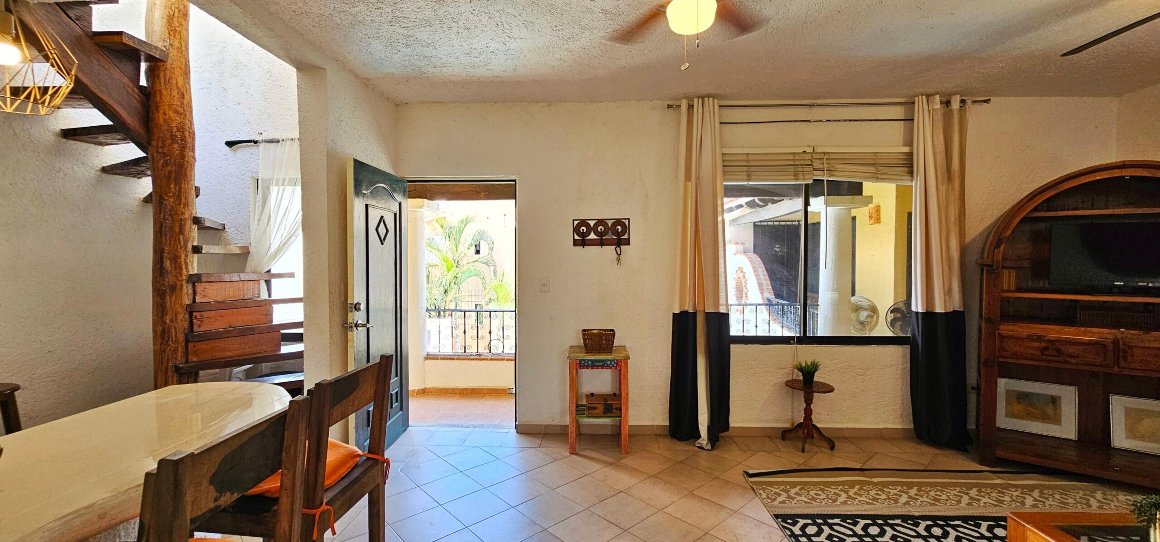 SOLD – Spectacular 1 Bedroom Renovation Opportunity – 3 min walk to beach — photo 4