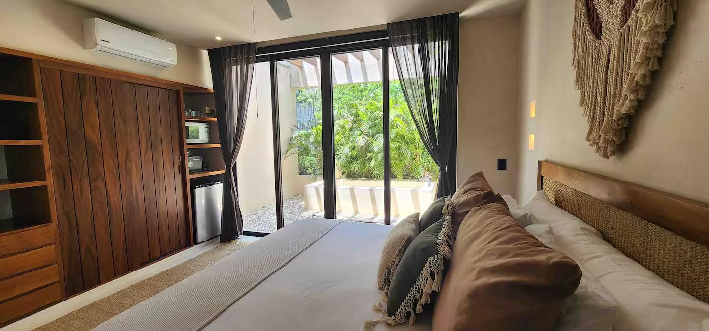 Zambo | Penthouse: Incredible 2-Level 3-Bed Lock-Off with Private Pool — photo 6